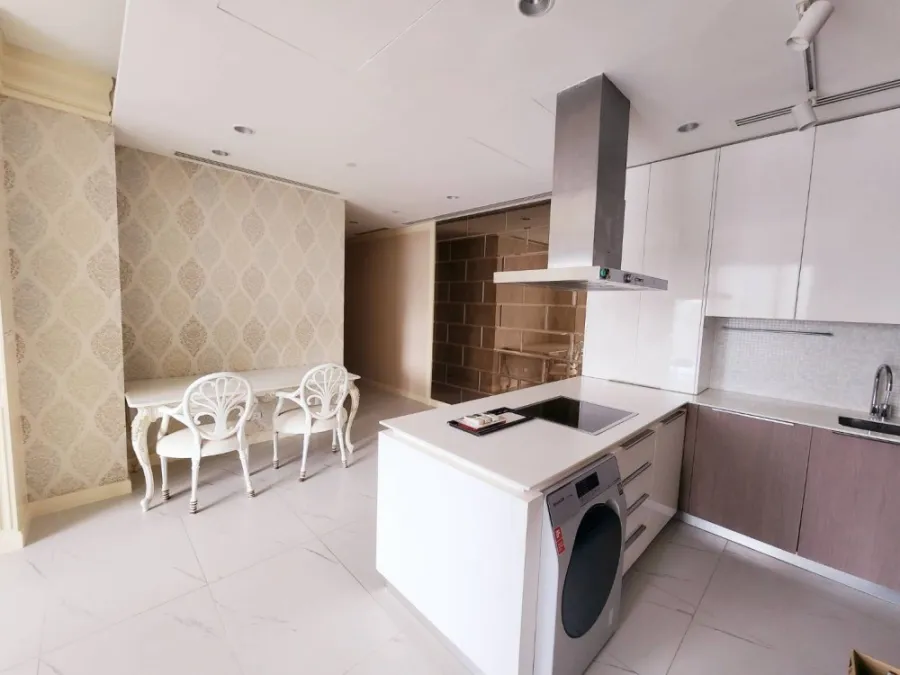 Condo for rent 185 Ratchadamri, room with view of Lang Suan Road, shady, decorated in French style.