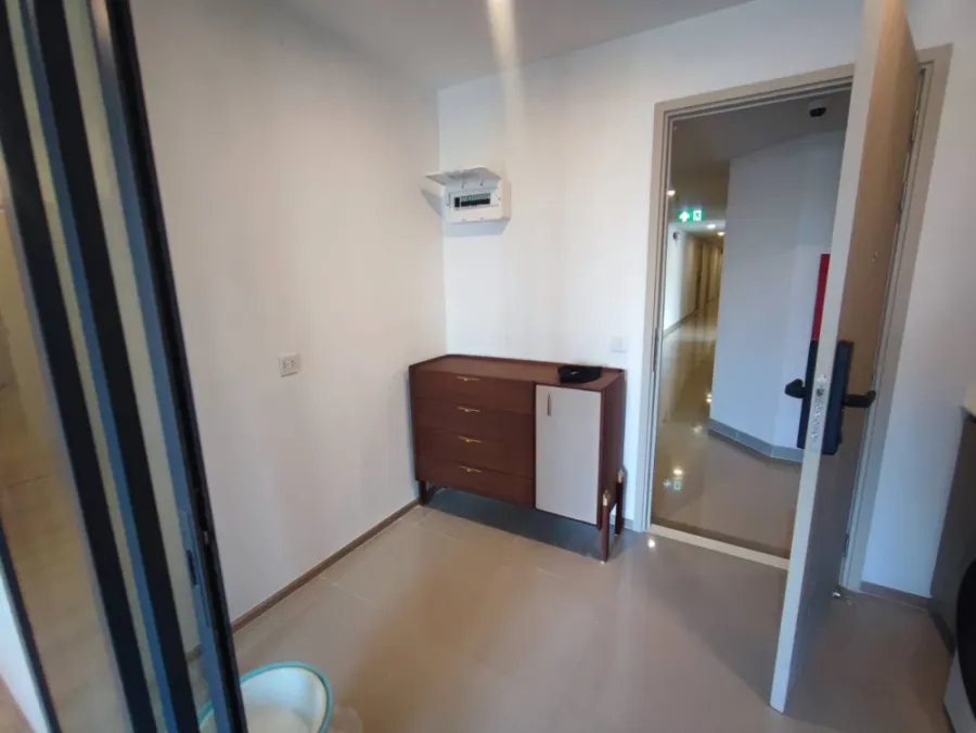 For rent: Life Rama 4 - Asoke, 16th floor, very good location, very spacious, hurry and reserve before it's gone.