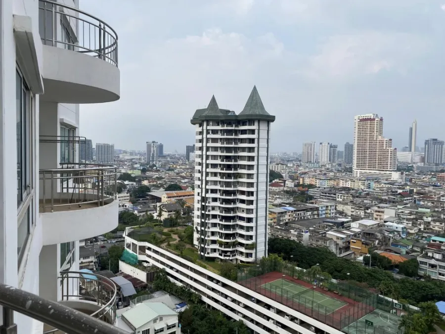 For rent Supalai River Resort Charoen Nakhon, empty room, wide area, balcony, view along the Chao Phraya River.