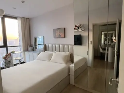 Selling Oka Haus Sukhumvit 36, 1 bedroom, 1 bathroom, fully furnished, spacious living area. Don't miss this great deal!