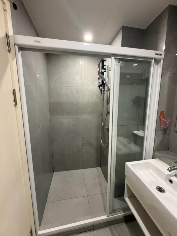 Blue Phaholyothin 35 condo for rent. Ready to move in, fully furnished. Just bring your belongings and you can occupy the entire unit. Don't miss out!