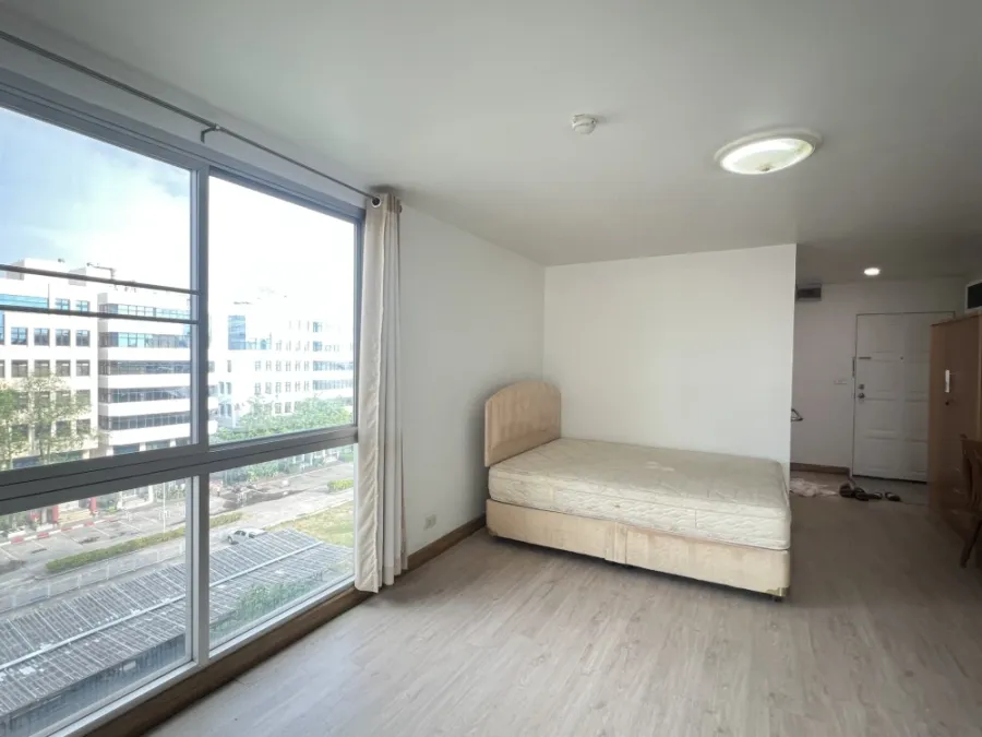 Sunshine Condominium for rent. A comfortable condo near the expressway and lifestyle amenities. Fully furnished and ready to move in.