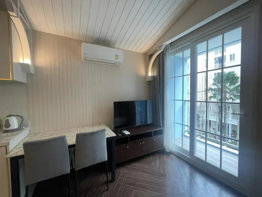 For sale, for rent, Grand Florida Beachfront Condo Resort Pattaya (Jomtien), nice built-ins, next to the sea, reserve now.
