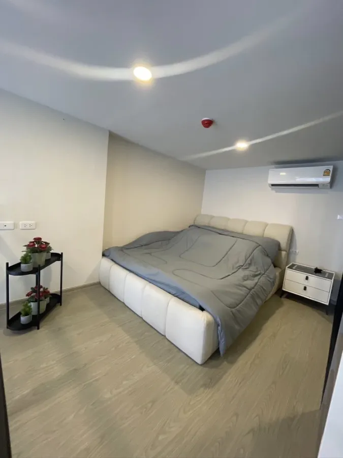 ให้เช่า Origin Plug & Play Ramkhamhaeng Triple Station ห้องเพดานสูง โปร่งโล่ง ตกแต่งคุมโทน เฟอร์นิเจอร์ครบครัน รีบจองเลย