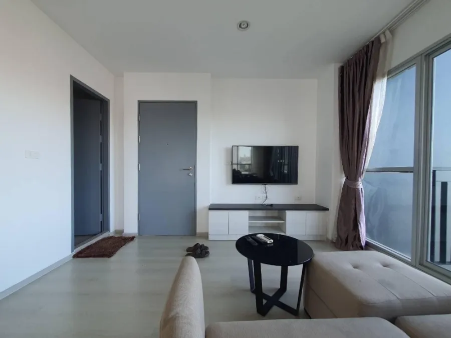 Condo for rent Life Ratchadaphisek, 2 bedrooms, 2 bathrooms, 8th floor, fully furnished with built-in furniture, don't miss it.