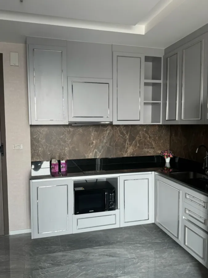 For rent: Quinn Ratchada 17, beautifully decorated room, built-in marble patterned walls, fully furnished, book now.