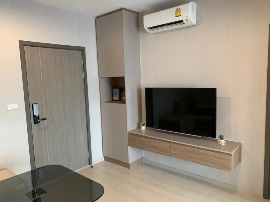 For rent, Ideo Thaphra Interchange, high floor, great view, comes with full furniture. You shouldn't miss it. Urgent.