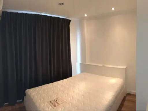 For rent: Lumpini Place Ratchayothin, 10th floor, comfortable unit with complete amenities. Book now!