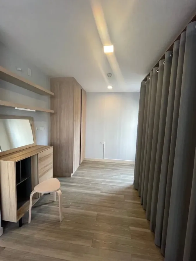 For sale or rent: Monique Sukhumvit 64, 1 large bedroom, corner room, fully furnished, swimming pool view, ready to move in immediately.