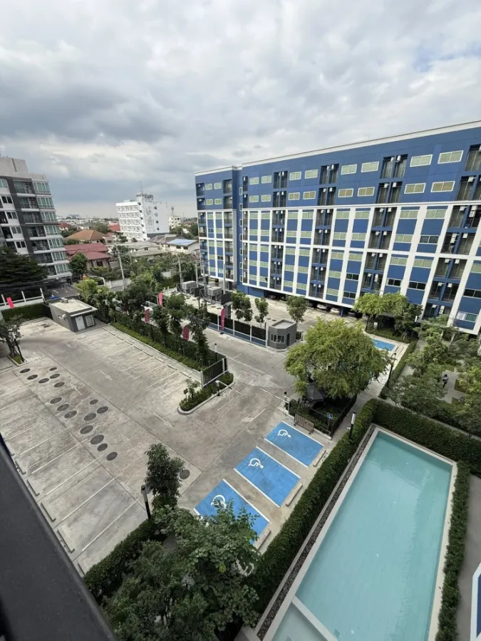 Plum Condo for rent, Chaengwattana, Don Mueang, Building B, swimming pool view, with furniture and appliances, reserve now.