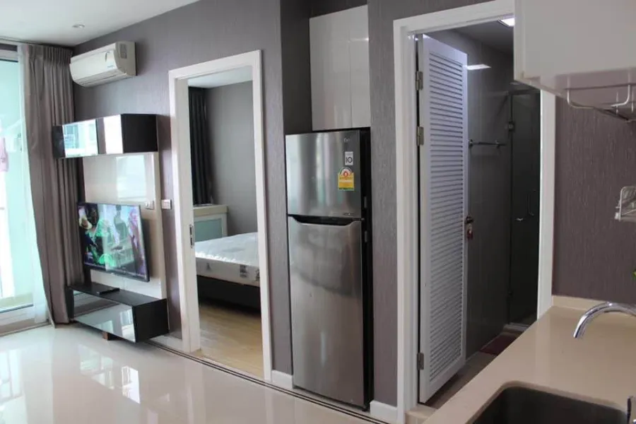 For rent: TC GREEN, separate bedroom and living room, beautiful wallpaper, quality furniture. Book now, don't hesitate.
