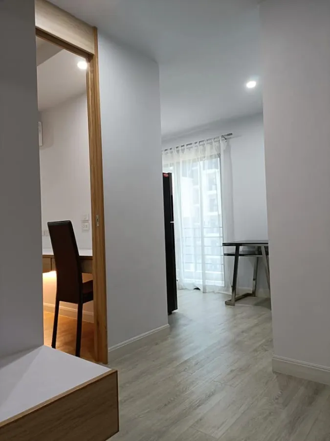 For rent, V Condo Salaya, spacious room, comfortable. The corner room is private. There's a washing machine and dryer.