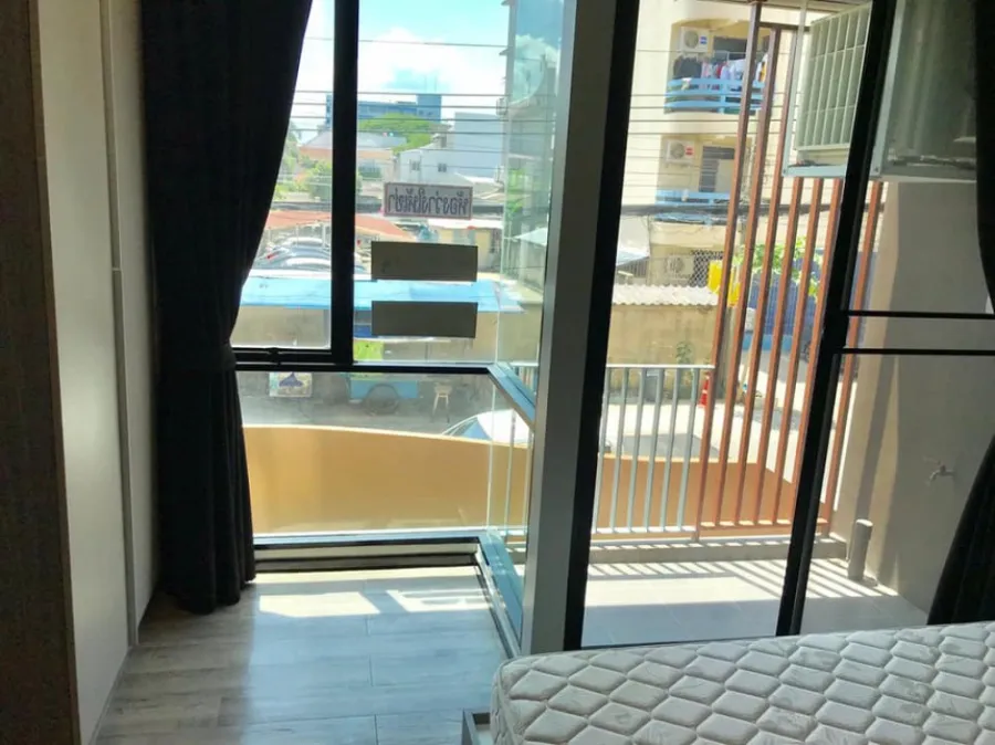 ขาย Brown Condo รัชดา 32 ประตูใช้ระบบ Digital door lock เฟอร์นิเจอร์บิ้วอินอย่างดี อย่ารอช้า จองด่วน