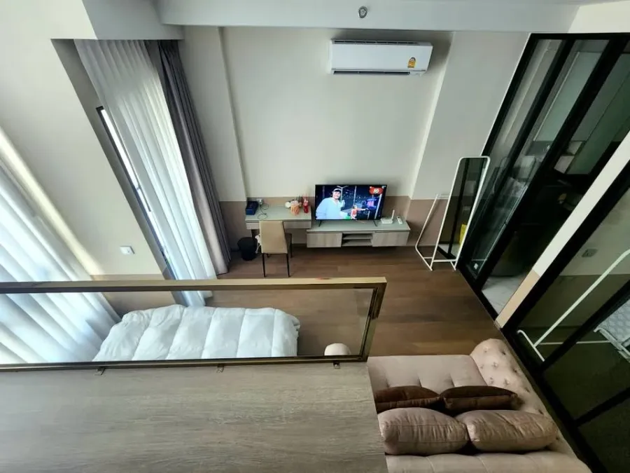 Selling a studio unit at Park Origin Phayathai, 10th floor. It features a loft bed, maximizing space, and is fully furnished and ready to move in.