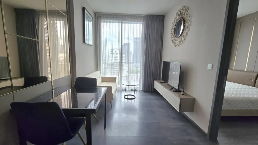 For rent: Edge by Sansiri Sukhumvit 23, 7th floor, unblocked view, fully furnished, with beautiful built-ins. Interested? Reserve now!
