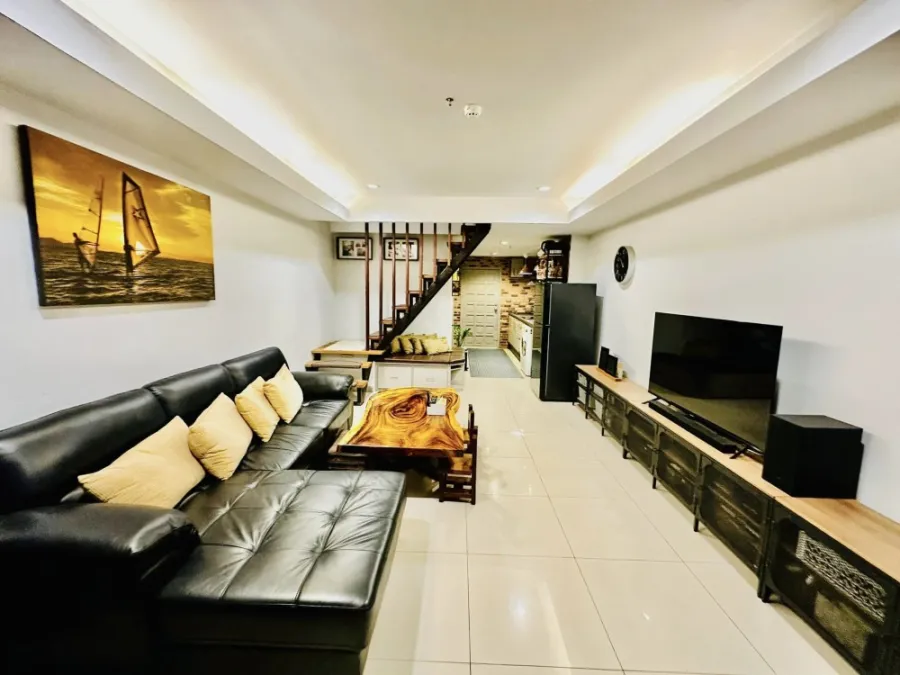 For rent: Nova Mirage, very spacious room. Big screen TV, watch movies to your heart's content The leather sofa is comfortable and not hot. Hurry and