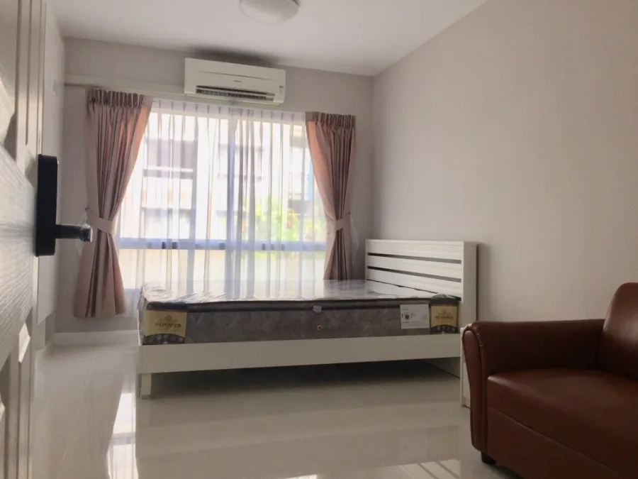 For rent, Plum Condo Ladprao 101, studio room decorated in white tone. The atmosphere is very nice. Book now.