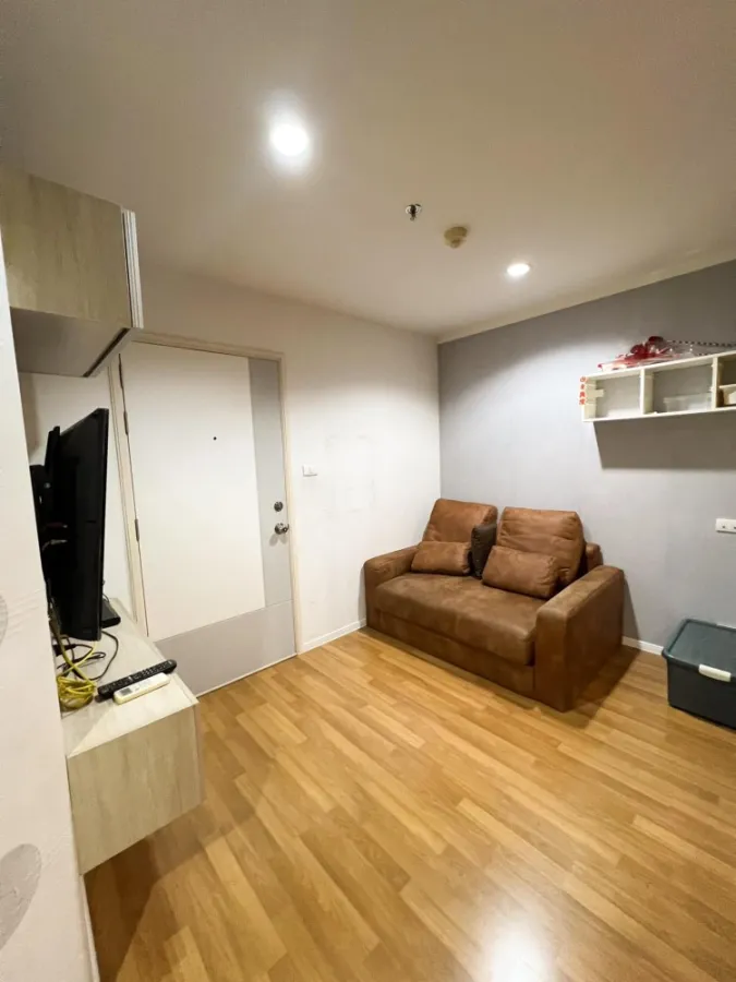 For rent: Lumpini Place Suksawat - Rama 2, room with outstanding beautiful wallpaper. Beautiful city view. Hurry and grab it.