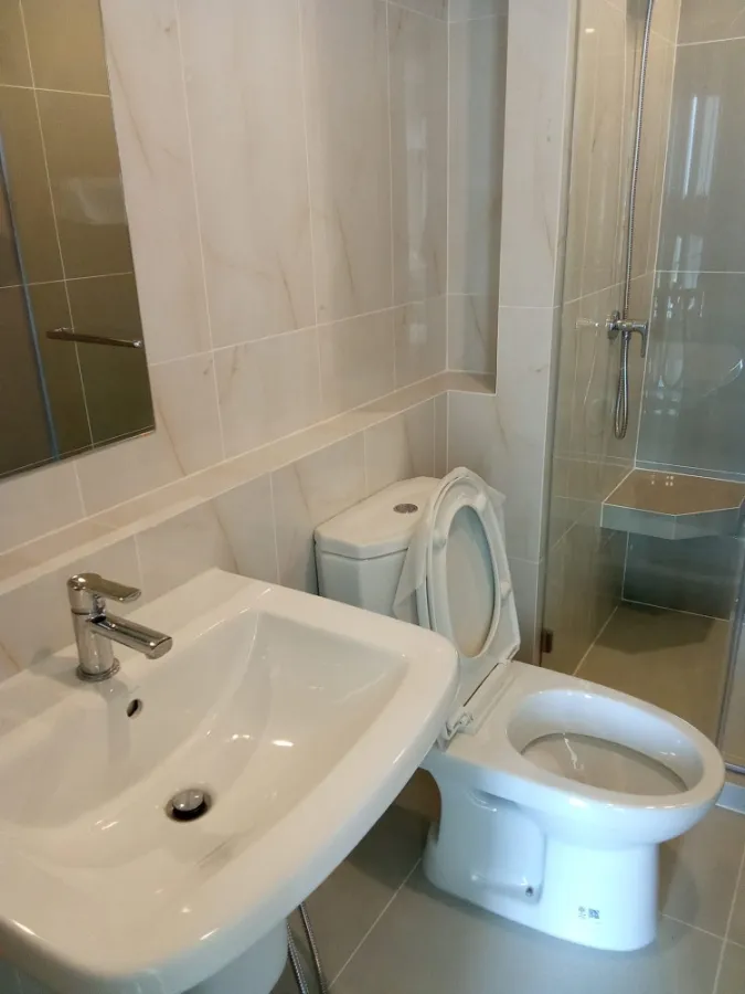 For sale: Niche Mono Chaengwattana, built-in wardrobe, bed, high floor, 32nd floor, very good ventilation, reserve now before it's gone.