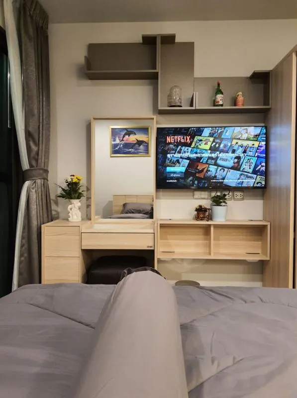 The panoramic view on the 42nd floor is super beautiful at night. This room is ready for you to lie down in Life Ladprao, a very happy condo!!