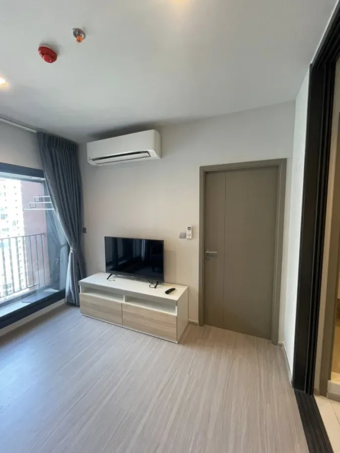 For rent: Life Asoke HYPE, a lovely unit on the 31st floor with great views. Fully furnished with appliances; just bring your belongings and move in!