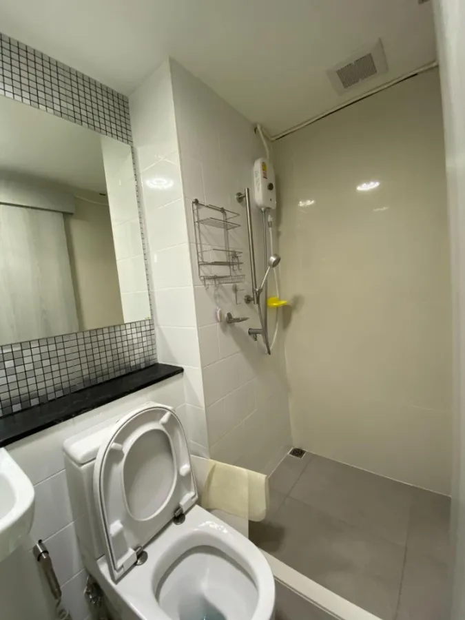 ให้เช่า Plum Condo Ram 60 Interchange ห้องตกแต่งผนังวอลเปเปอร์ พร้อมเฟอร์บิ้วอินทั้งห้อง จองเลย