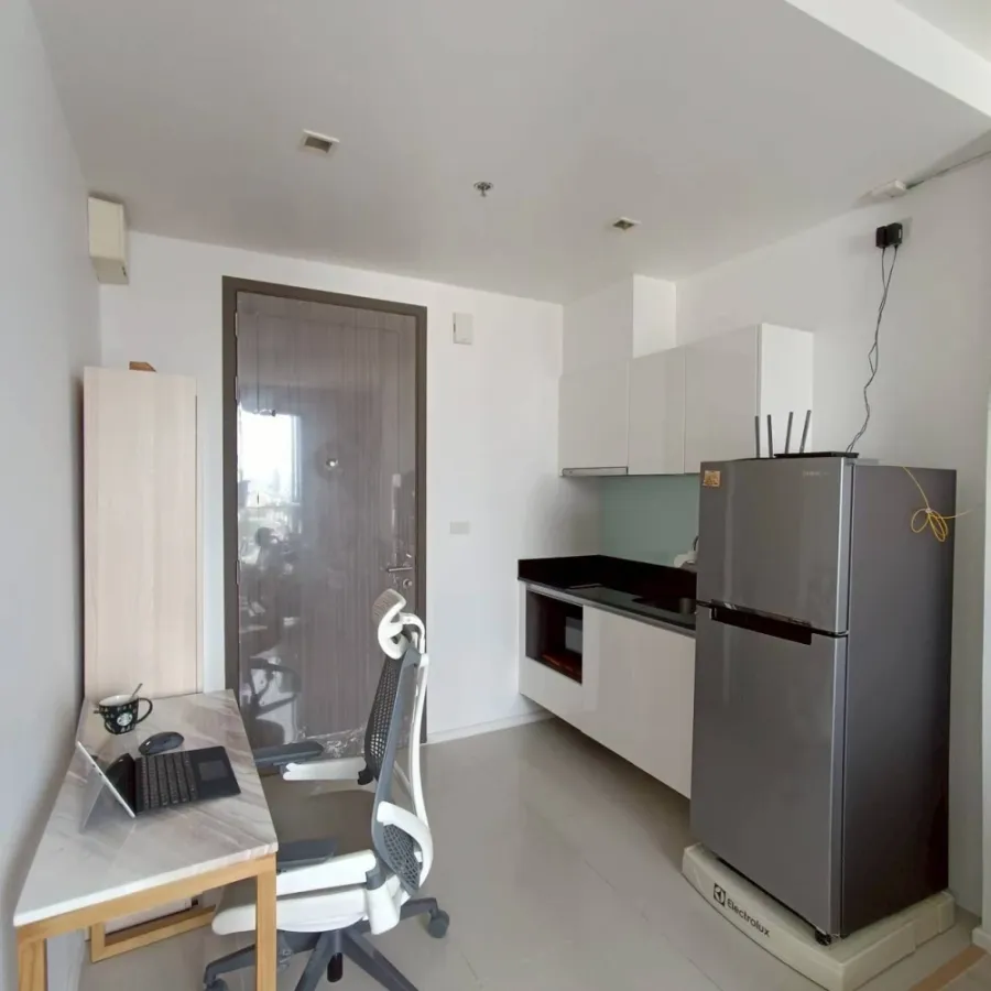 Quinn Ratchada 17 for sale, balcony facing out, open view, no buildings blocking, room does not face the main road, so there is no traffic noise, rese