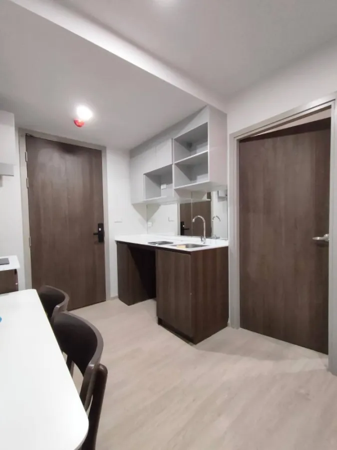 Selling down payment Nue Cross Khu khot Station, white room, easy on the eyes. Plus lots of furniture, complete in one place.