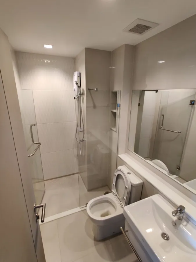 For sale rent Life Asoke-Rama 9, very beautiful room, separated room, very good proportion, great view, hurry to move, don't miss it