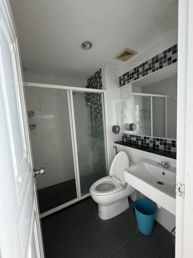 For sale, for rent, Regent Home 15 Chaengwattana, spacious room, comfortable. Comes with complete decorations. Reserve now quickly.