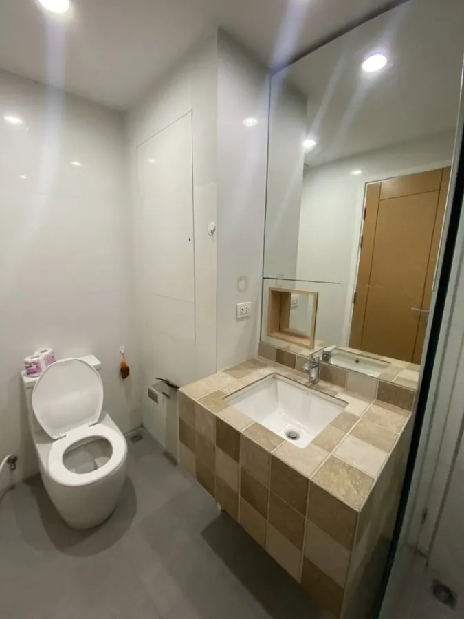 Condo for rent, Wind Sukhumvit 23, extremely spacious room, fully furnished, leather sofa, comfortable sitting You can't miss it, book now.