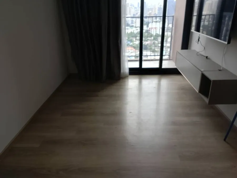 For rent: Oka Haus Sukhumvit 36, 25th floor, spacious room, fully furnished, nice to live in. Reserve now, don't delay.
