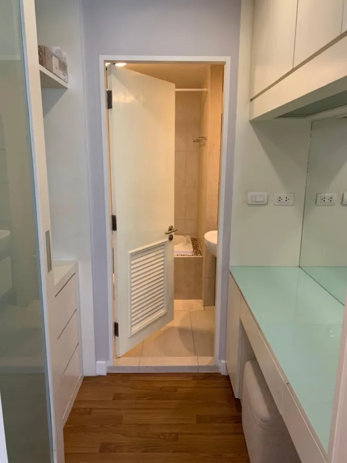 For rent, The Clover Thonglor, 4th floor, nice room, fully furnished, hurry to book before it's out of hand.