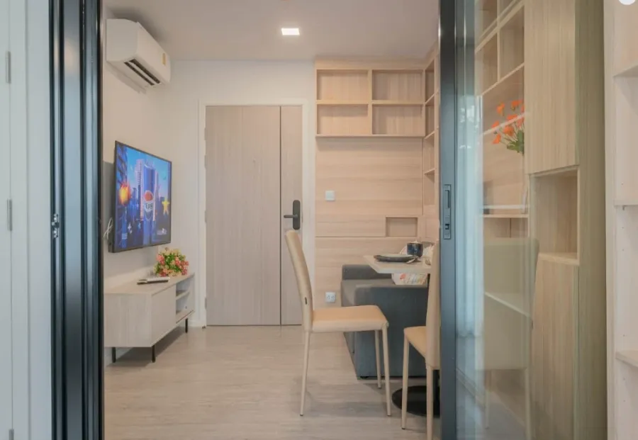 For rent: Atmoz Tropicana Bangna, large 33 sq m room, Building A, 3rd floor, garden view, very close to nature, corner unit. Move in quickly!