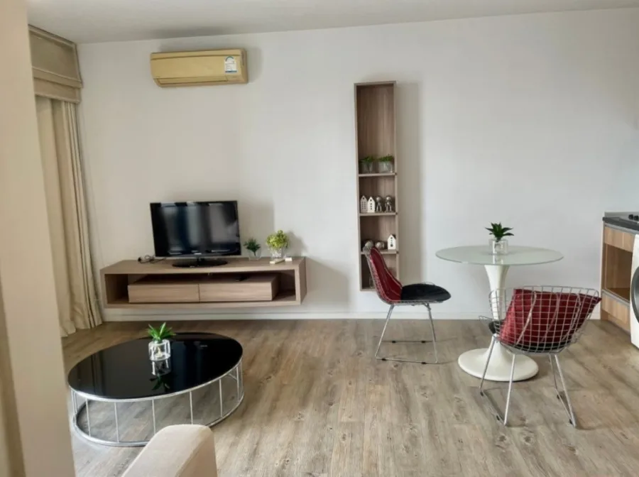 For rent, The Issara Ladprao, high floor, 1 bedroom, fully furnished. Ready to move in. Great price. Book quickly.