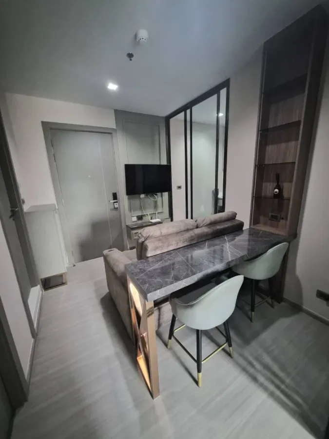 Condo for sale: Life Asoke-Rama 9. Beautiful, luxurious and comfortable unit. Buy now!!