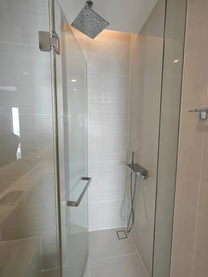 For sale, for rent!! Condo The Saint Residences, 32nd floor, Building C, convenient transportation, good price, hurry and book now!!