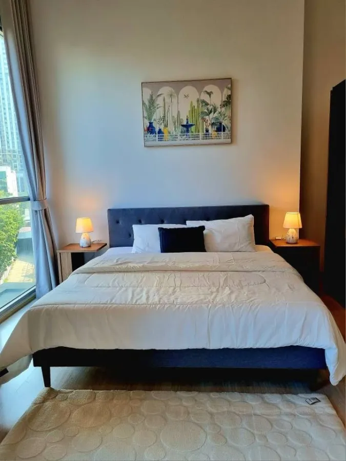For sale or rent Noble Revolve Ratchada 2, corner room has a lot of privacy, 4 meter high ceiling, doesn't feel cramped. You can reserve it now.