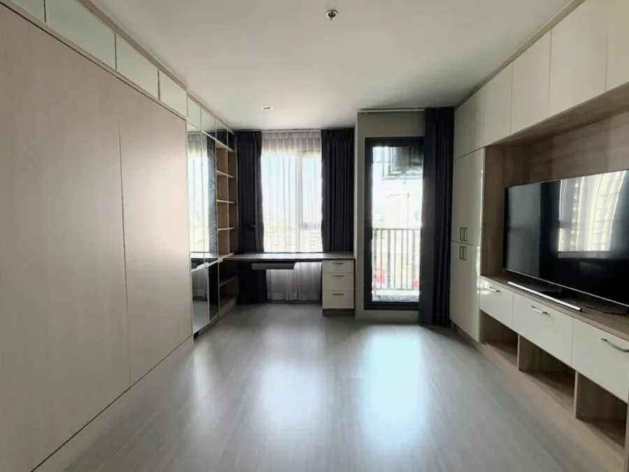 For rent: Life Ladprao, 21st floor, fully furnished, very livable. Book now! Don't miss out! Hurry!