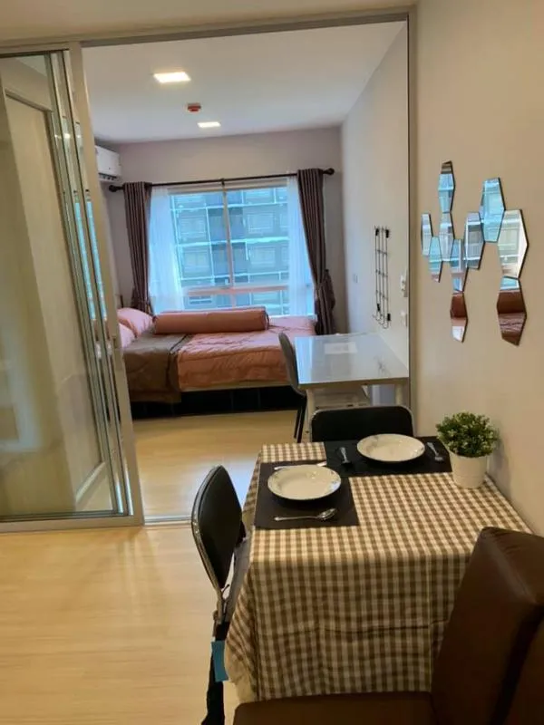 ห้องวิวสระสวยๆ มี Digital door lock ให้ด้วย ห้อง 1 นอน เฟอร์และเครื่องใช้ไฟฟ้าครบสูตร เข้าอยู่ได้เลย