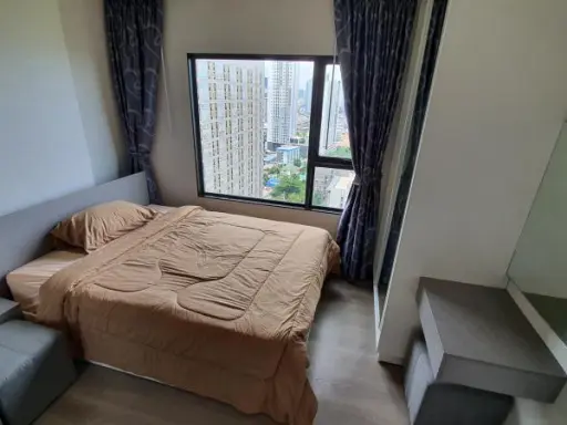 For rent Aspire Sathorn-Taksin, separated room, large king size bed, very comfortable bed, move quickly.