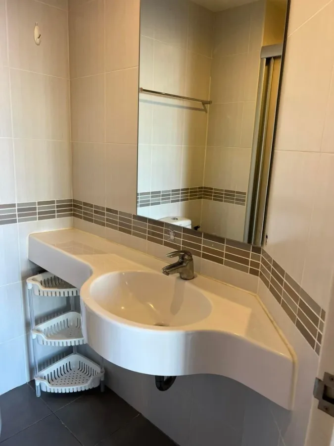 For rent, Lumpini Park Rama 9-Ratchada, 1 bedroom, with colorful wallpaper, very inviting, hurry to book before you miss it.