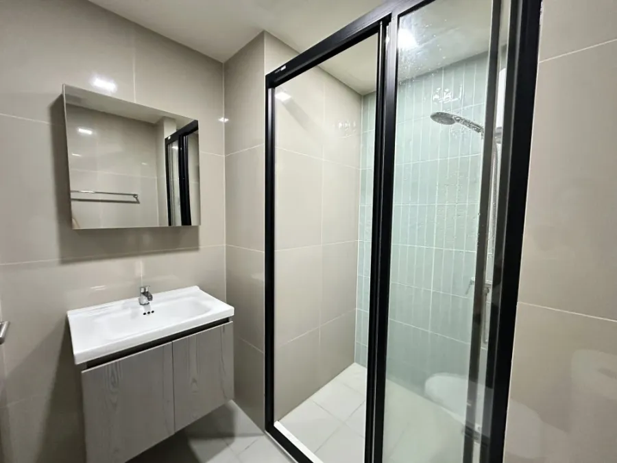 Condo for rent at The Muve Pradipat, residential side. Cool breeze, unobstructed view, fully furnished, ready to move in.