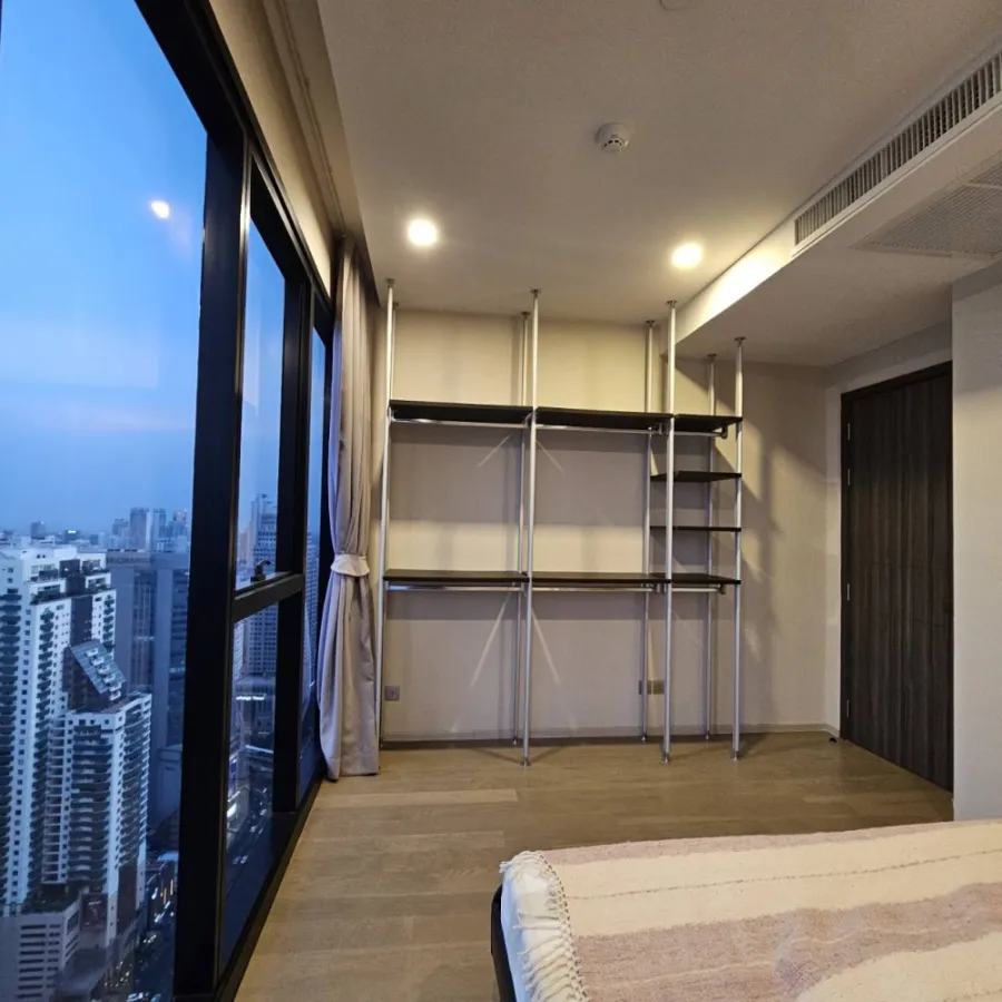 For sale: Ashton Asoke, 42nd floor, extremely high. The view is extremely beautiful. The room is spacious and not cramped. Make a reservation and you