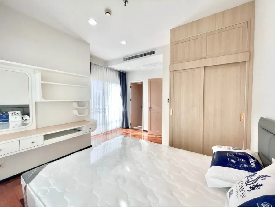For rent: Noble Aura, 14th floor, good view, spacious room. Well decorated, great built-in, don't just look, hurry and reserve now.