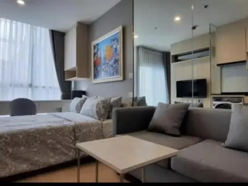 For Rent Condo Noble Revolve Ratchada, high floor, fully furnished room. Affordable price. If interested, hurry to reserve before you miss it.