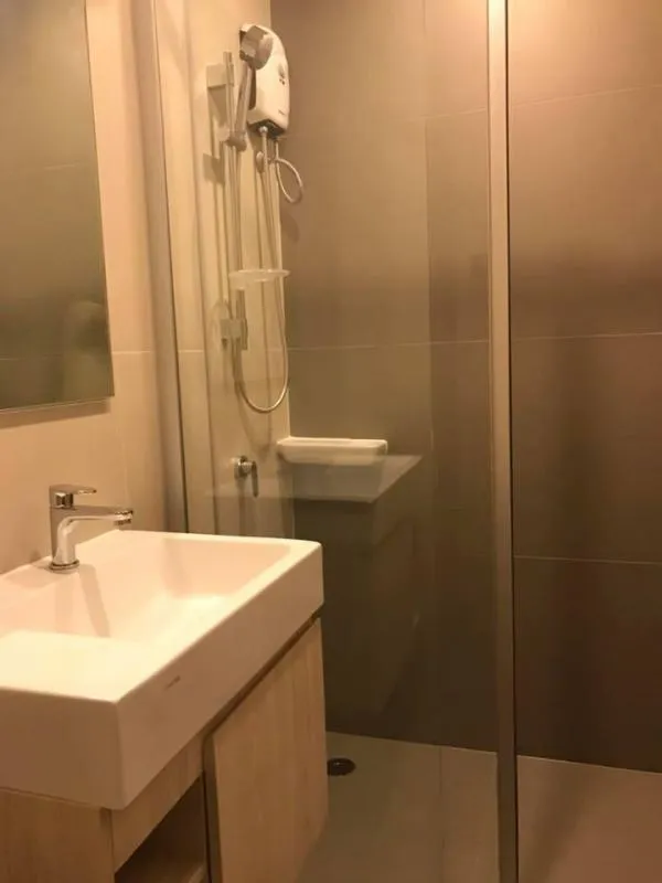 For rent Lumpini Suite Phetchaburi-Makkasan. Decorate the room with the most modern luxury, garden view, the room is not next to anyone, move now.
