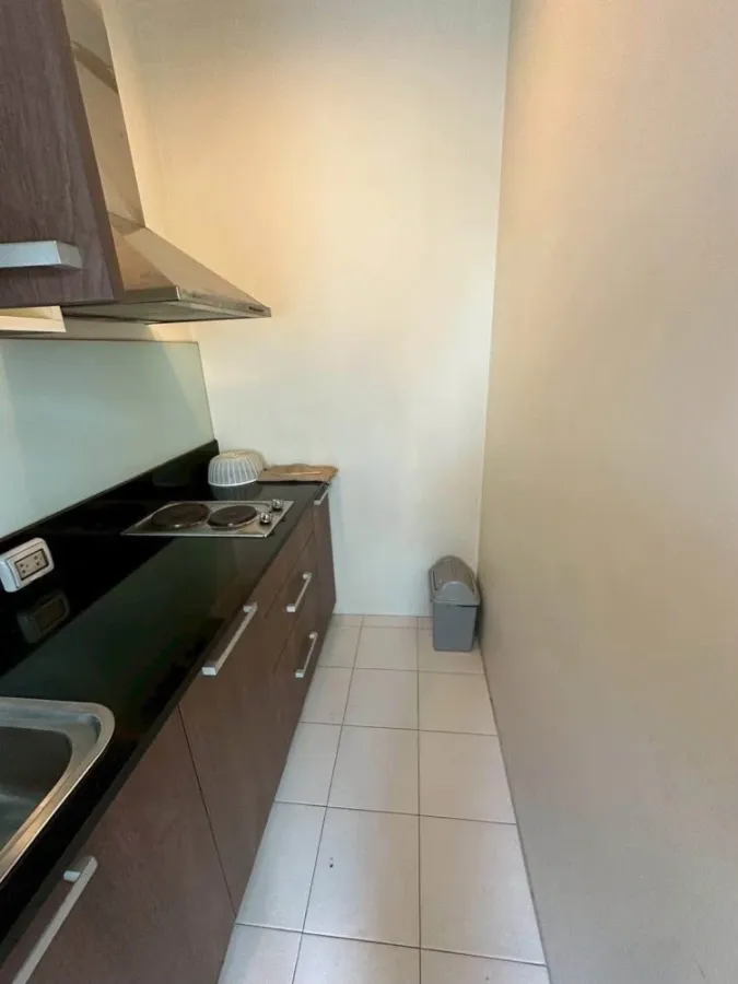 For rent: Chewathai Ratchaprarop, located on the main road, no need to walk into a side street. High floor, fully furnished with complete functions. B