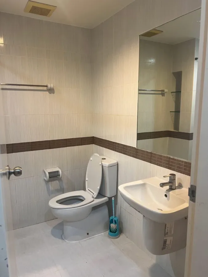 For rent: Casa Condo Asoke-Din Daeng, studio room, fully furnished with matching furniture. I must say that you must book.