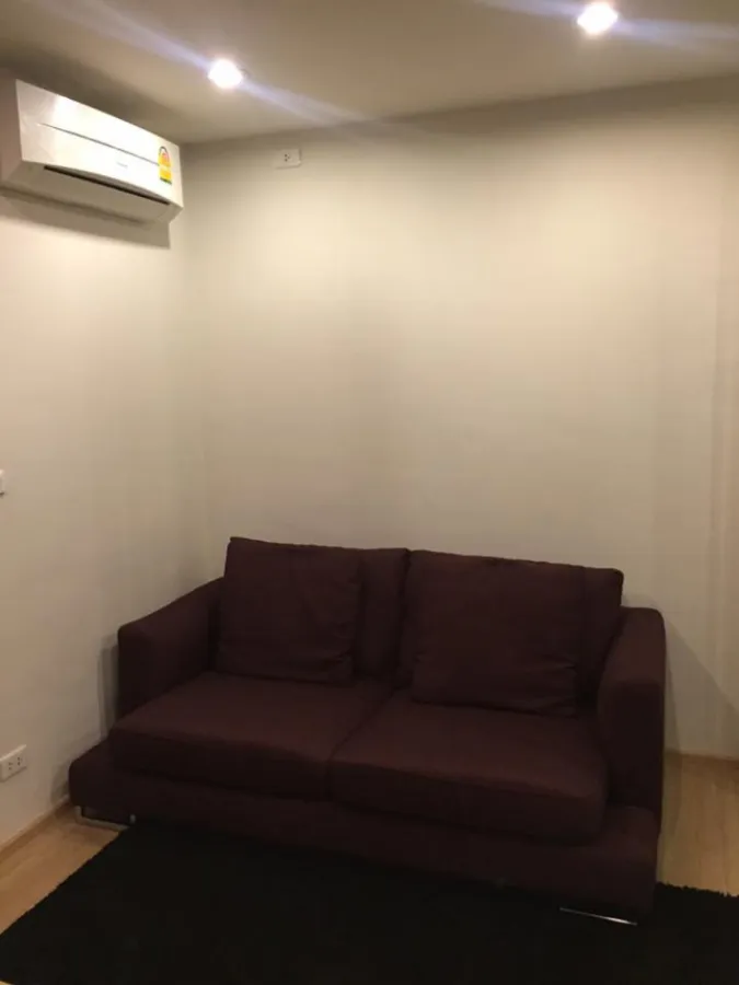 For rent, The Base Chaengwattana, this room is new, fresh and hot. Beautiful room, clean, good view, fully furnished. Don't wait, book now.